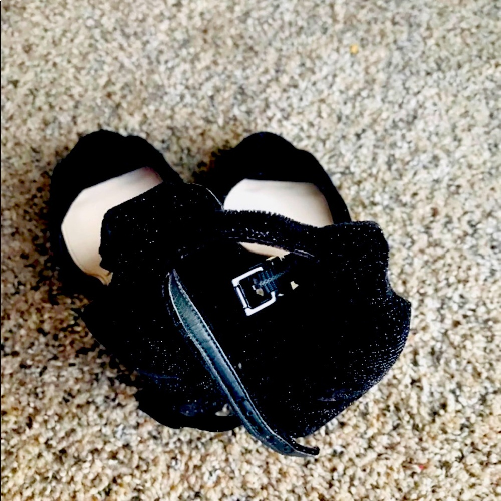 Jessica Simpson - Black heels